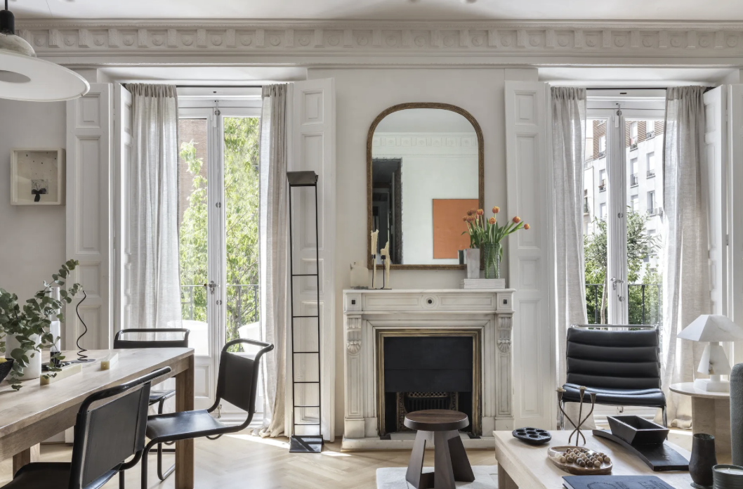 Renovated tenement apartment with fireplace in Warsaw